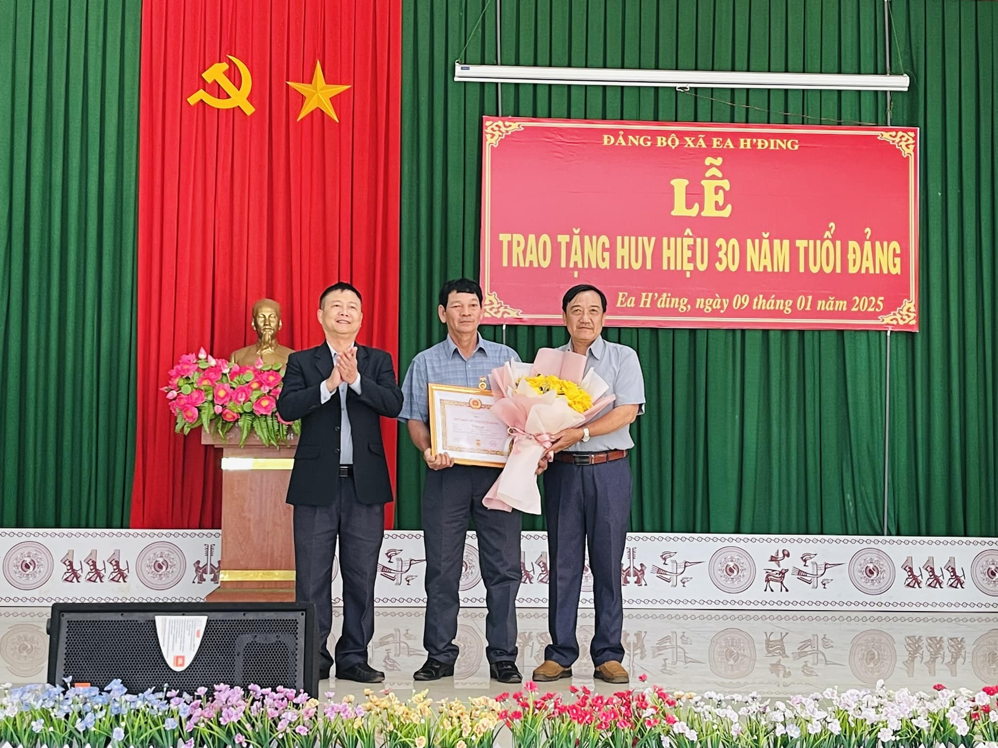 ĐẢNG BỘ XÃ EA H’ĐING TỔ CHỨC LỄ TRAO TẶNG HUY HIỆU 30 NĂM TUỔI ĐẢNG CHO ĐẢNG VIÊN THUỘC ĐẢNG BỘ XÃ